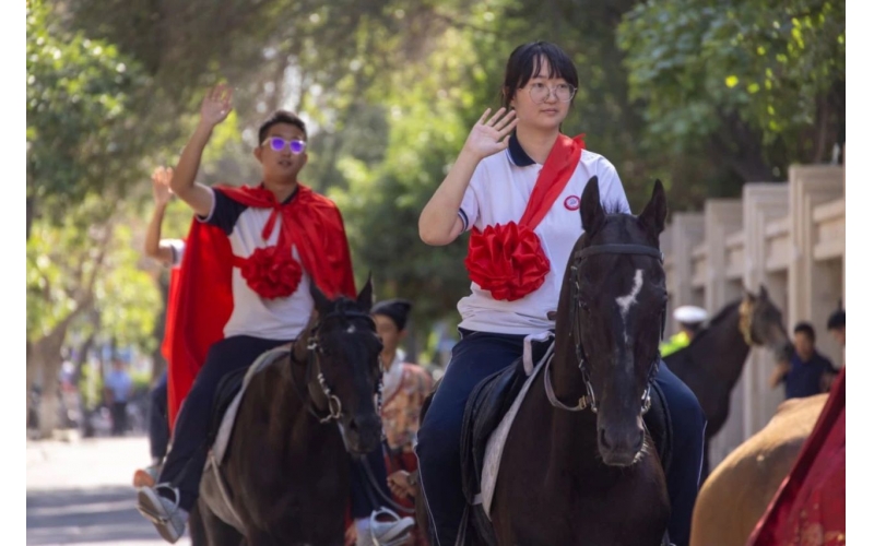 披紅掛花，打馬游街，新疆人送喜報好有儀式感